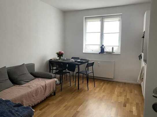 Geschmackvolle Wohnung mit einem Raum und EBK in Berlin