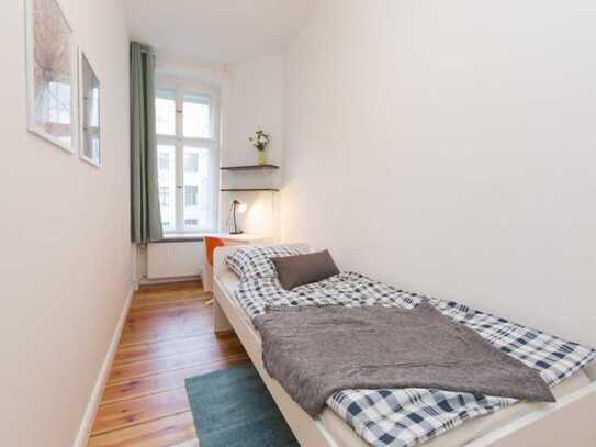 Lovely single bedroom in a 2-bedroom apartment near U Hermannplatz (Berlin) metro station