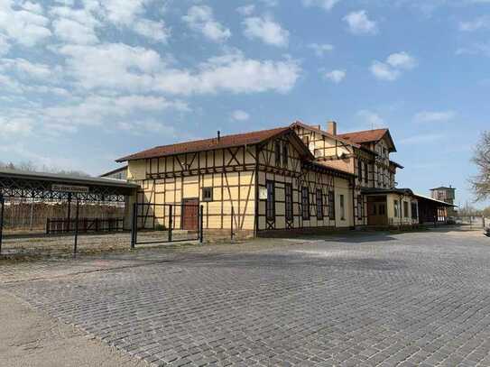 historisches Bahnhofsgebäude mit Wohnungen, Bistro/ Imbiss sowie Lager - & Güterschuppen