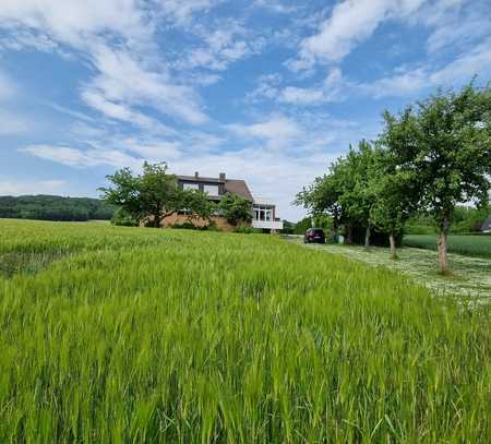 2 Zimmer im EG. mit Küche, Bad, teilmöbliert, Terrasse und Garten **** In Alleinlage ****