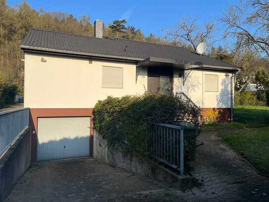 Freistehendes Einfamilienhaus mit Wintergarten und Einliegerwohnung mit separatem Eingang