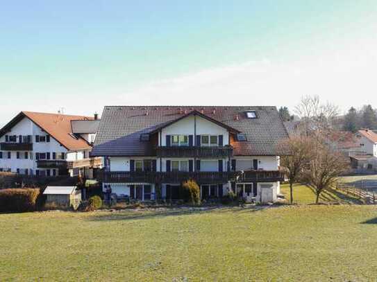 Modernisierter Wohntraum in idyllischer Lage - helle Dachgeschosswohnung mit Balkon & Stellplatz