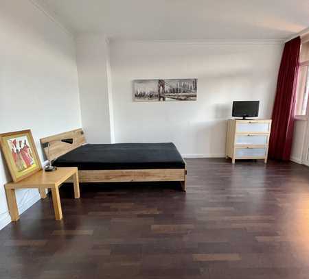 Voll möblierte 1-Zimmer-Wohnung mit Einbauküche und Balkon im Charlottenburger Westend