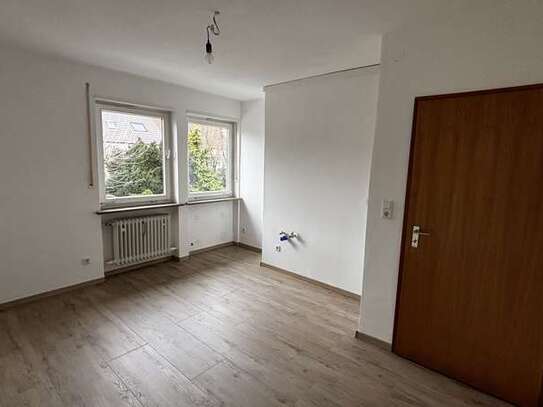 Ruhige, renovierte 2-Raum-Wohnung mit Balkon in Augsburg