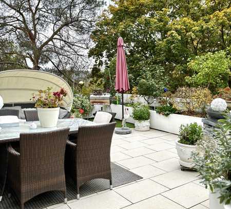 Preisreduzierung! Traumhafte 5-Zimmer-Wohnung: Großzügige Terrasse mit Fulda-Blick und private Welln