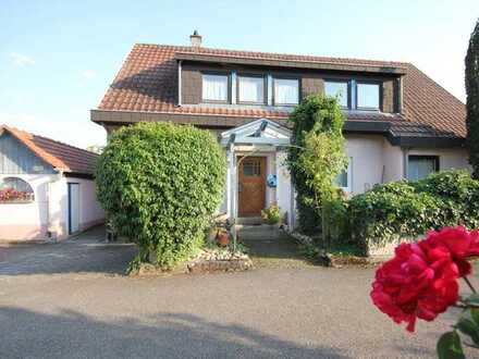 ...das Einfamilienhaus mit Naturgartenambiente, Carport und Nebengebäude in beliebter Südstadtlage