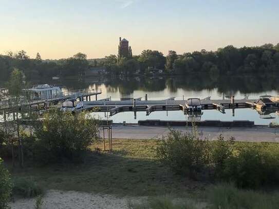 Erste Wasserlage 4-Zimmer-Wohnung mit Balkonterrasse und EBK in Potsdam