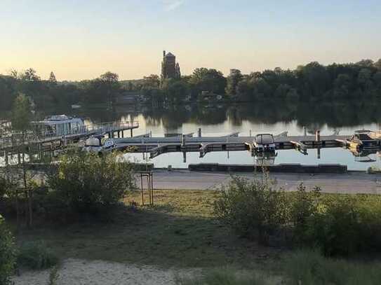 Erste Wasserlage 4-Zimmer-Wohnung mit Balkonterrasse und EBK in Potsdam