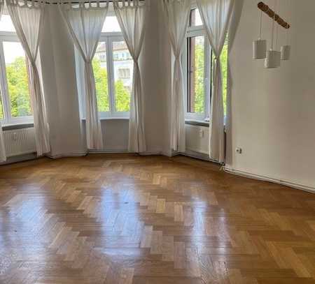 Wunderschöne 3 Zimmer Altbauwohnung mit Balkon und Parkplatz im Herzen von Wiesbaden