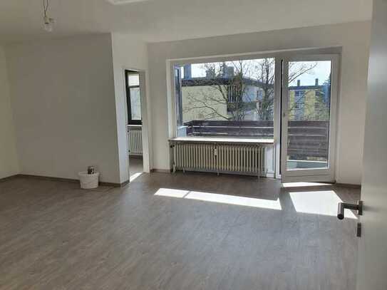 Stilvolle 1-Zimmer-Wohnung mit gehobener Innenausstattung mit Balkon und Einbauküche in Straubing