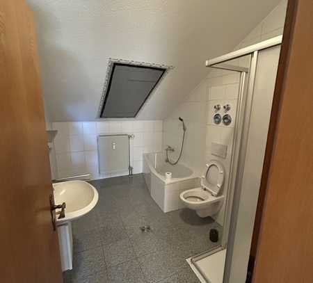 Stilvolle, modernisierte 3-Raum-DG-Wohnung mit Balkon und Einbauküche in Passau