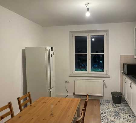 Zentrale sanierte 2-Zimmer- DG Wohnung mit grosse Wohnküche (EBK) in München Haidhausen