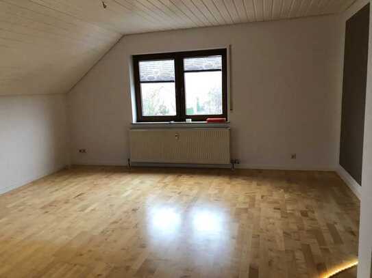 Stilvolle, sanierte 2,5-Zimmer-Dachgeschosswohnung mit Balkon und EBK in Obersulm