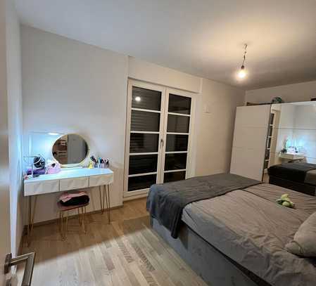 Neuwertige Wohnung mit zwei Zimmern sowie Balkon und EBK in München