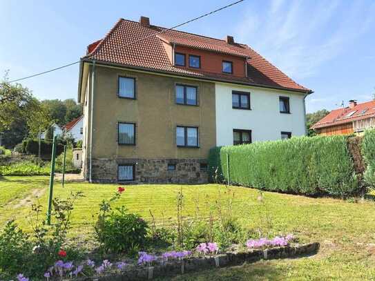 Idyllisches Doppelhaus mit Blick auf Feld und Wald