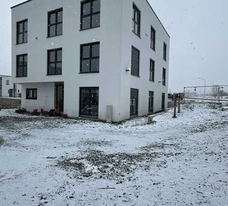 Neues Bürogebäude, Büroflächen, Gewerbeeinheit mit Open Space Charakter