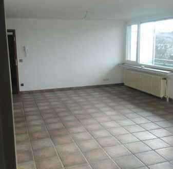 Gut geschnittene renovierte 2 Zimmer Wohnung mit großem Balkon!