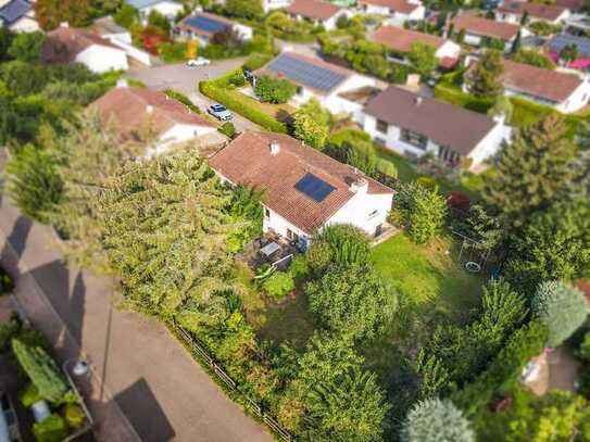 Eine Grünoase zum Verlieben: Renovierungsbedürftiger Bungalow in Friedelsheim