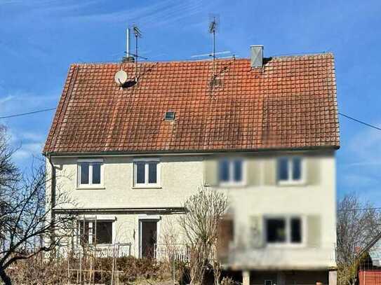 Renovierungsbedürftige, kompakte Doppelhaushälfte mit schönem Garten und Garage