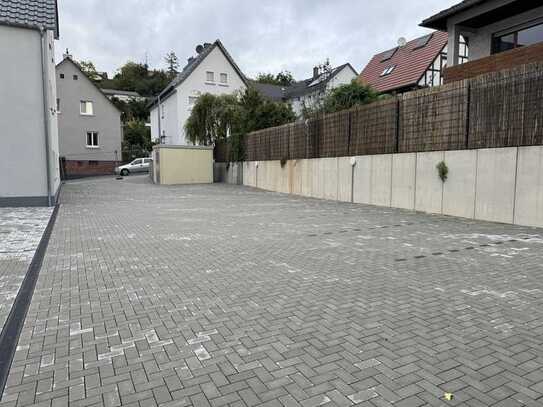 Außenstellplatz bei zentral gelegenem Neubau