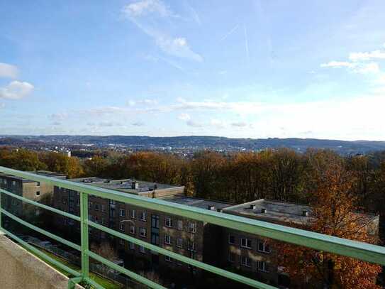 Mit Fernsicht: moderne Wohnung mit Balkon und Schwimmbad im Haus