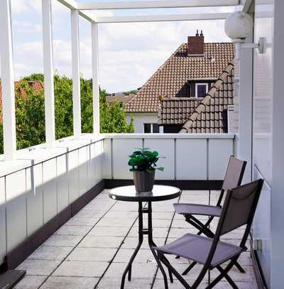 Renovierte Penthouse-Wohnung mit zwei Balkonen und EBK