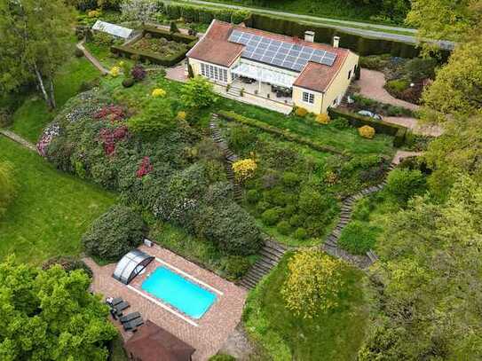 Imposanter Landsitz mit mediterranem Flair auf einem prächtigen Parkgrundstück im Bergischen Land