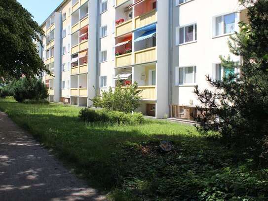 WOBAG "Alles, außer gewöhnlich!" - Frisch sanierte 3-Raum-Wohnung mit Blick ins Grüne zu vermieten!