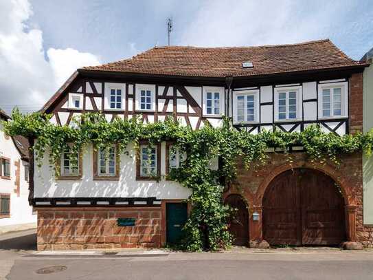 MODERNISIERTES WINZERANWESEN MIT EINEM SONNENDURCHFLUTETEN GARTENHOF AN DER SÜDLICHEN WEINSTRAßE