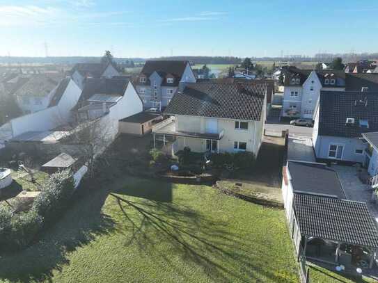 Freistehendes Einfamilienhaus mit großem Gartengrundstück