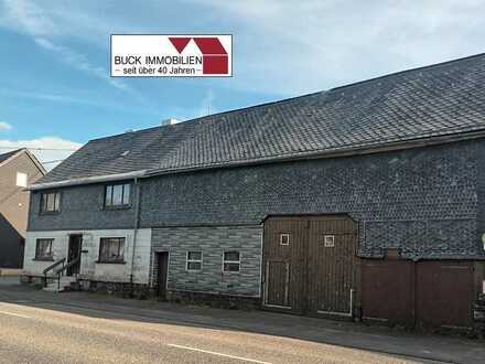 Uriges Westerwälder Bauernhaus mit großen Nebengebäuden