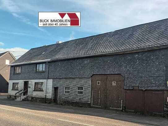 Uriges Westerwälder Bauernhaus mit großen Nebengebäuden