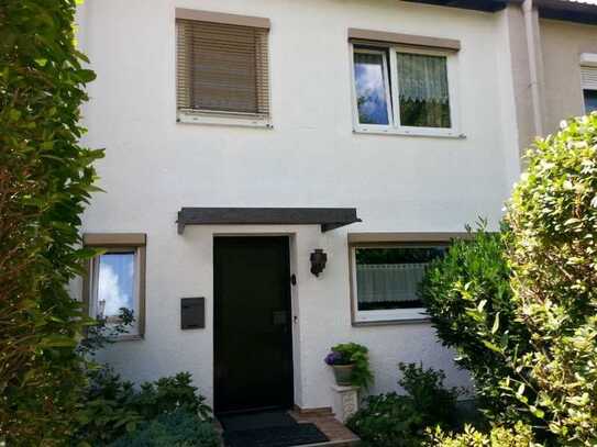 Gepflegtes Reihenhaus mit Garten, Terrasse, Balkon, fünf Zimmern in Reutlingen (Kreis), Reutlingen