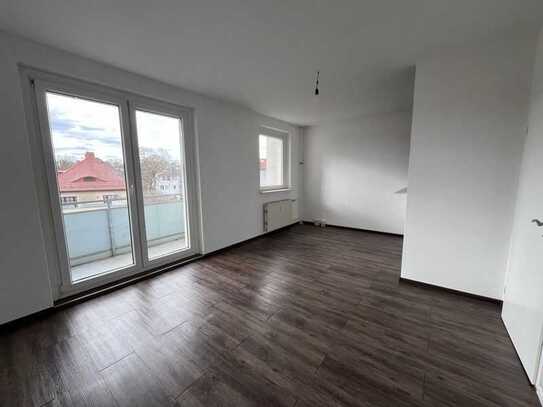 helle 4-RW - Wohnzimmer mit offener Küche - Balkon - Bad mit Wanne - Aufzug - PKW-Stellplatz