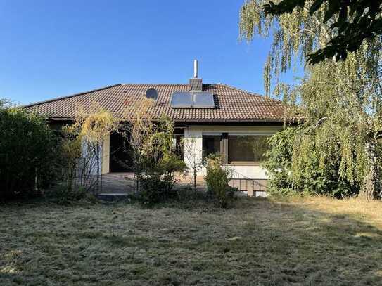 Bungalow mit Walmdach, Doppelgarage und sonnigem Garten in ruhiger Lage von Rhodt