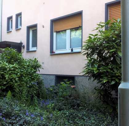 KR- westlicher Stadtrand: Geräumiges Haus für 2 Parteien möglich: Garten, 2 Loggien, Garage ... !