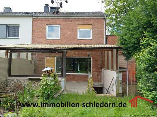 Sanierungsbedürftige Doppelhaushälfte mit Garten und 2 Garagen in Oberhausen-Sterkrade-Nord