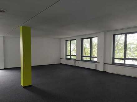 Frisch renoviertes Büro im 1. OG: Klimatisiert, barrierefrei & zentral gelegen.