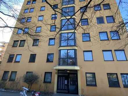Modernisierte Wohnung mit drei Zimmern sowie Balkon und EBK in Nürnberg