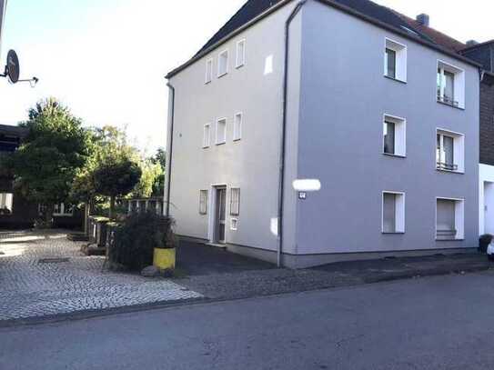 2,5 Zimmer-Wohnung mit Einbauküche, Balkon und Garage
in 47228 Duisburg-Rheinhausen/Oestrum