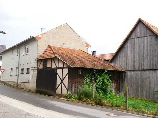 Leben auf dem Lande: Ehem. Bauernhaus mit Scheune und Garten