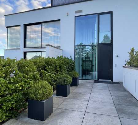 Moderne Wohnung in Luxus- Bauhaus- Villa mit großer Terrasse & Einbauküche