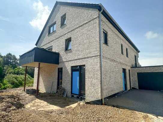 Erstbezug in luxuriöse 3-Zimmer-Maisonettewohnung mit Balkon und Blick ins Grüne!