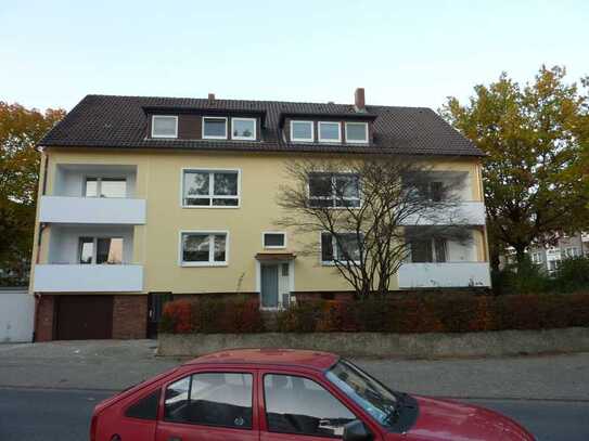 Moderne Dachgeschosswohnung mit Wannenbad und Parkett in ruhiger Lage