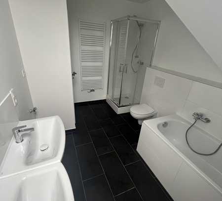 Erstbezug nach Sanierung: attraktive 6,5-Zimmer-Wohnung mit gehobener Innenausstattung in Krefeld