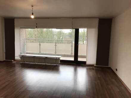 Geschmackvolle frisch renovierte 3-Zimmer-Wohnung mit Balkon, Einbauküche und Garage