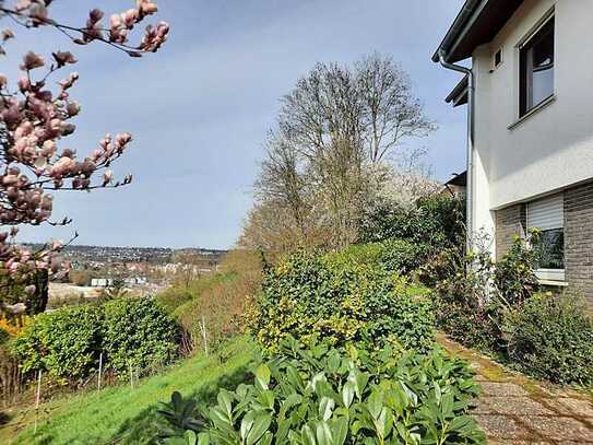 Traumaussichtslage, 1 -Familienhaus mit Einliegerwohnung, 3 Garagen und herrlichem Grundstück