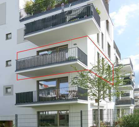Neubau (2019) in parkartiger Wohnanlage: Sonnige 2 Zi. mit großem Balkon - bezugsfrei - mit TG-Platz