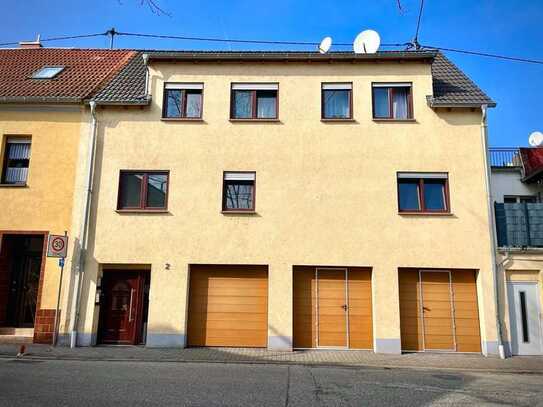 Modernes Mehrfamilienhaus mit 2 Wohneinheiten & 3 Garagen (Baujahr 2007)