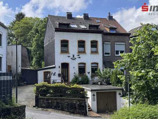 Ruhig gelegenes 1-2 Familienhaus 
mit sonnigem Garten und Garage